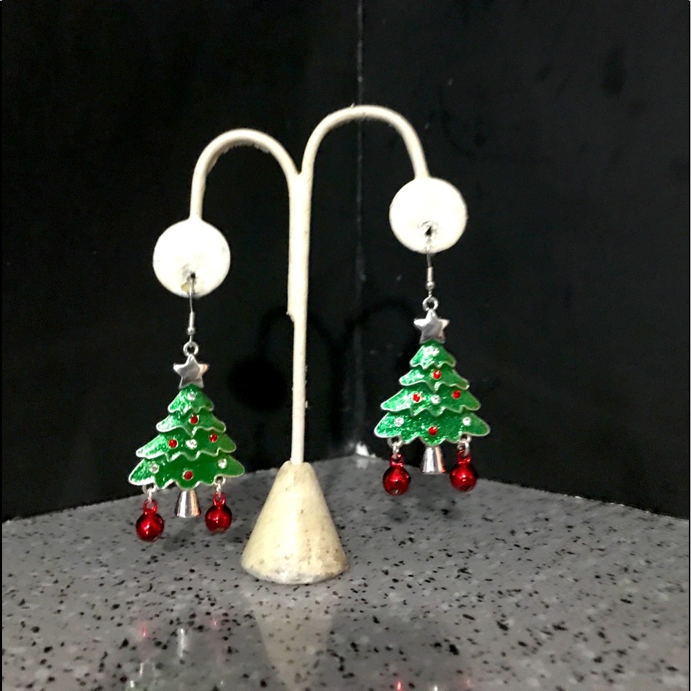 Dangle Christmas tree eye catching earrings